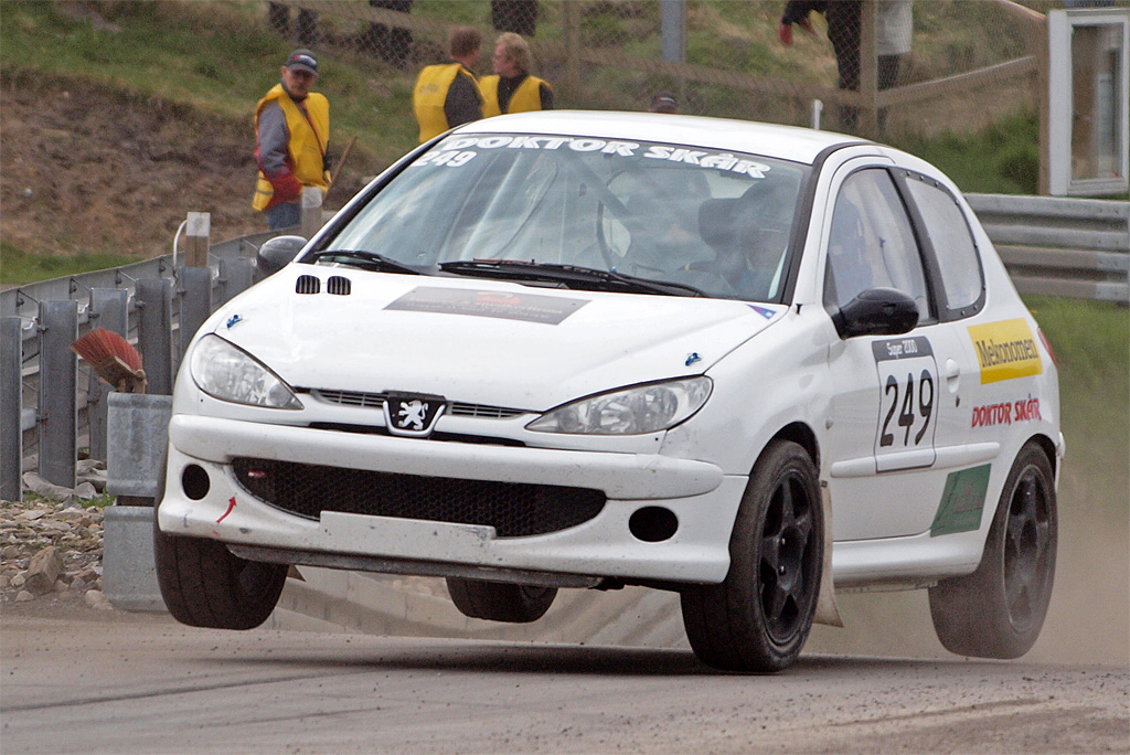 Thomas Mark har renoveret gearkassen i sin Peugeot 206 op til DM-semifinalen på hjemmebane
(Foto: Åge Kirketerp Jensen)